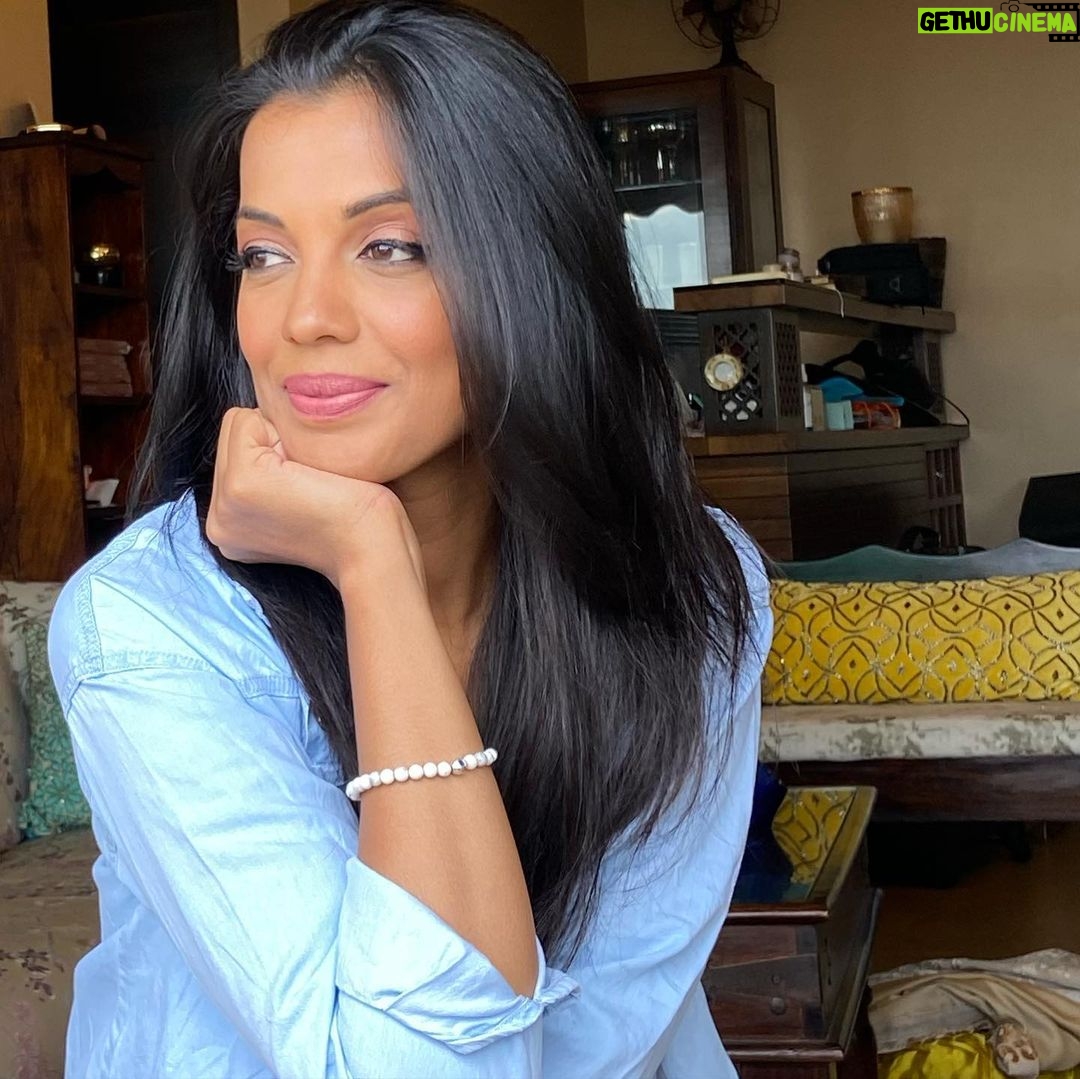 Mugdha Godse Instagram - Nothing like Home… ❤️ Happy to be Home!! 🌺🌺🌺 Posing with my lucky charm by @lasoulaofficial 🌺 #gratitude #love #pose #home #hapiness #silence #be #bliss #thankful #grateful Mumbai, Maharashtra