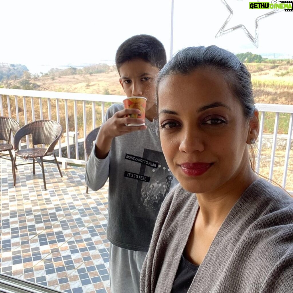 Mugdha Godse Instagram - What a blessed way to celebrate the birthday with our beloved Master Tarneiv’ ji…. ❤️❤️❤️🙏🏽🙏🏽🙏🏽🌺🌺🌺 Happy happy birthday to @rahuldevofficial Happy birthday to my another love #Arnava my nephew little cutioue is growing very fast ❤️🙏🏽🎂🎉🤗😍 All are so so blessed…. Always in Gratitude 🙏🏽🙏🏽🙏🏽❤️❤️❤️🌺🌺🌺 #tarneivji #master #bellymaster #birthday #gratitude #love #silence #be #happy #happiness #unalloyed The Claridges, New Delhi