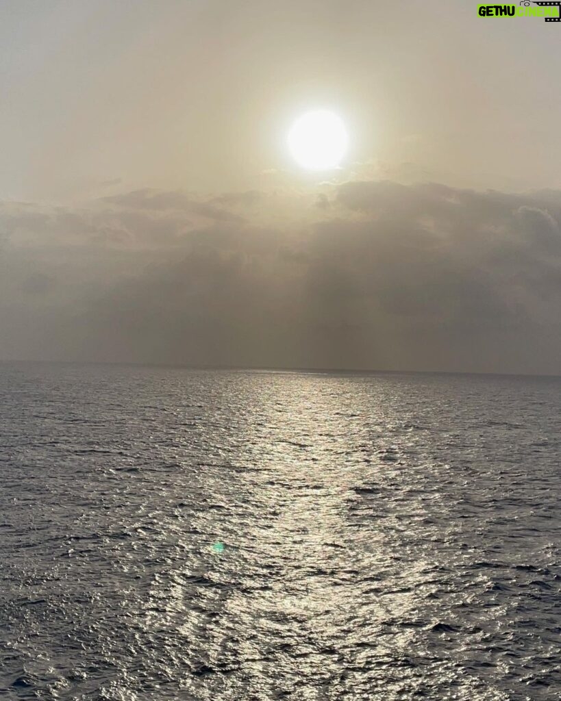 Mugdha Godse Instagram - Sunrise pics taken middle of the ocean….. 😍 experienced no network after so long!!! Life is so peaceful there! #gratitude #love #cruisetime #ocean #water #sealife #arabiansea #mumbai #empressa #cordeliacruises #celebfieapp