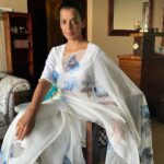 Mugdha Godse Instagram - The close up 💙🌼 @beatitude_stories #gratitude #love #silence #fun #sun #bliss #collab #saree #sareelove #beautiful
