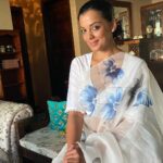 Mugdha Godse Instagram - The close up 💙🌼 @beatitude_stories #gratitude #love #silence #fun #sun #bliss #collab #saree #sareelove #beautiful