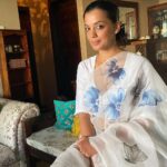 Mugdha Godse Instagram - The close up 💙🌼 @beatitude_stories #gratitude #love #silence #fun #sun #bliss #collab #saree #sareelove #beautiful