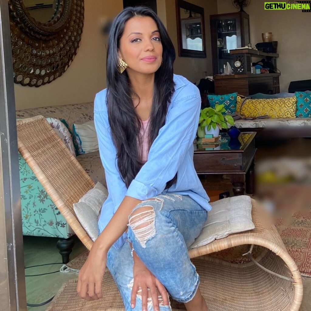 Mugdha Godse Instagram - Nothing like Home… ❤️ Happy to be Home!! 🌺🌺🌺 Posing with my lucky charm by @lasoulaofficial 🌺 #gratitude #love #pose #home #hapiness #silence #be #bliss #thankful #grateful Mumbai, Maharashtra