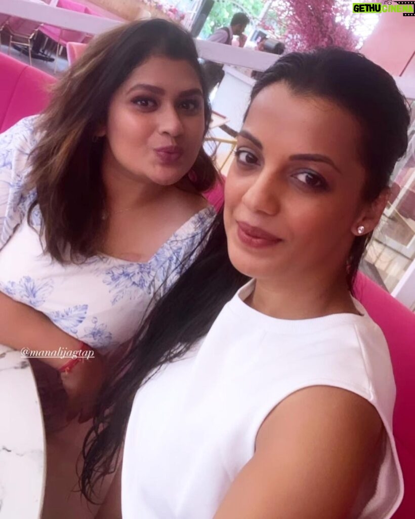 Mugdha Godse Instagram - Happiness! ❤️ with @manalijagtap @pinkwasabi.in pink decor making our faces look flushed… 🥰 #friends #fun #love #life #gratitude #grateful #instagood #instadaily #fashion #divine #be #happy