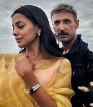 Mugdha Godse Instagram - Saaree Mood with Rahul … ❤️
@rahuldevofficial 
Photographer @__anneeka__ 
#mood #photooftheday #photography #couplegoals #love #gratitude #canada #ontario #huntsville #india