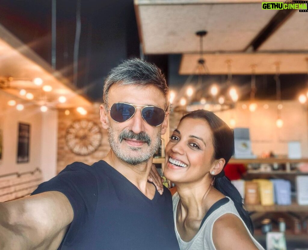 Mugdha Godse Instagram - Fun times in Toronto… with @rahuldevofficial feeling truly blessed… ❤️🌹 #gratitude #canada #toronto #india #love #peace #smile #couplegoals #style #fashion RIPE Juicery