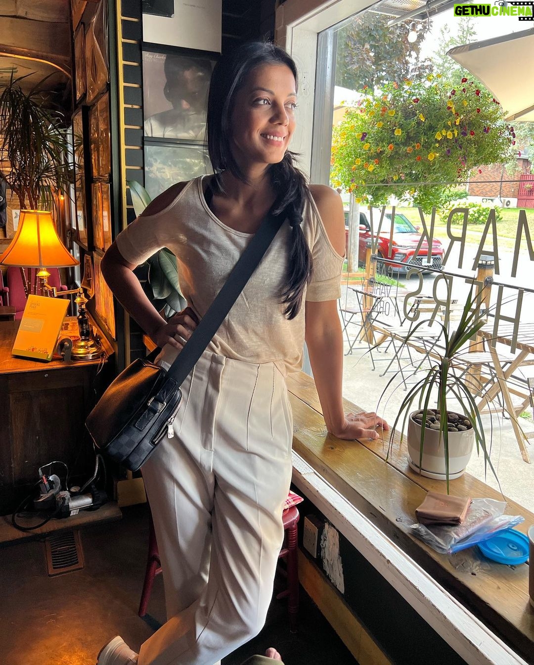 Mugdha Godse Instagram - Making happy memories at The Mark 4 Brothers coffee @markivbrothers #orillia #canada with @rahuldevofficial ... #traveldiary #happyfaces #love #laughter #happiness #joy #photooftheday #coffeelover Orillia, Ontario