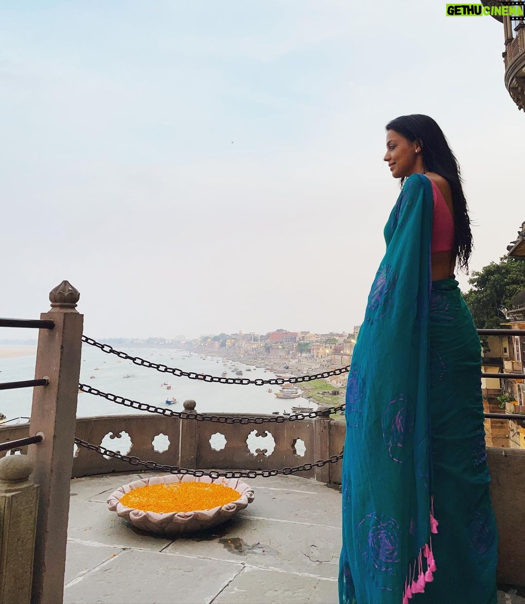 Mugdha Godse Instagram - Varanasi…Kashi..Banaras… What a beautiful time with Ganga River and much more ❤️🌺🙏🏽 #blissful #gratitude #love #devotion #silence #varanasi #varanasidiaries #mugdhagodse #banaras #sareelove #kashi #ganga वाराणसी - बनारस - काशी