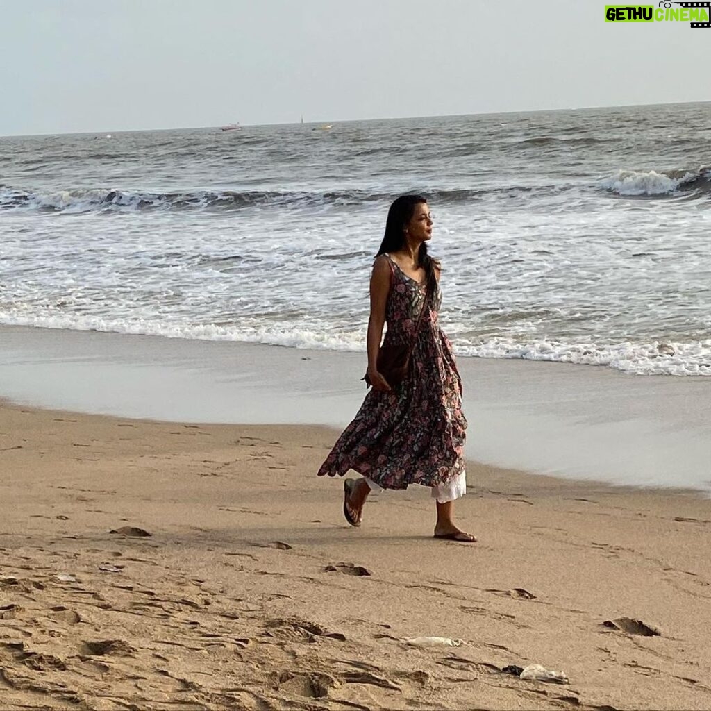 Mugdha Godse Instagram - Continuing new found Ritual to visit juhu beach…. My Master made me fall in love with the place again… ❤️❤️❤️ #gratitude #tarneivji #love #mumbai #city #life #happiness #majormissing #bellymaster #silence #joy JW Marriott Mumbai Juhu