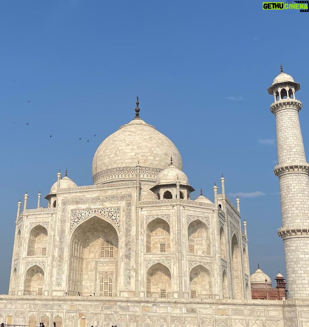 Mugdha Godse Instagram - Taj Mahal … 🌺 ख़ूबसूरत…🌹 शानदार… Agra diaries.. they say city of love ❤️ Looking at this Taj Mahal probably for the first time I am awestruck… 😍 What a beauty… Really अज़ूबा… ❤️🌹 #tajmahal #india #7wondersoftheworld #beauty #incredibleindia