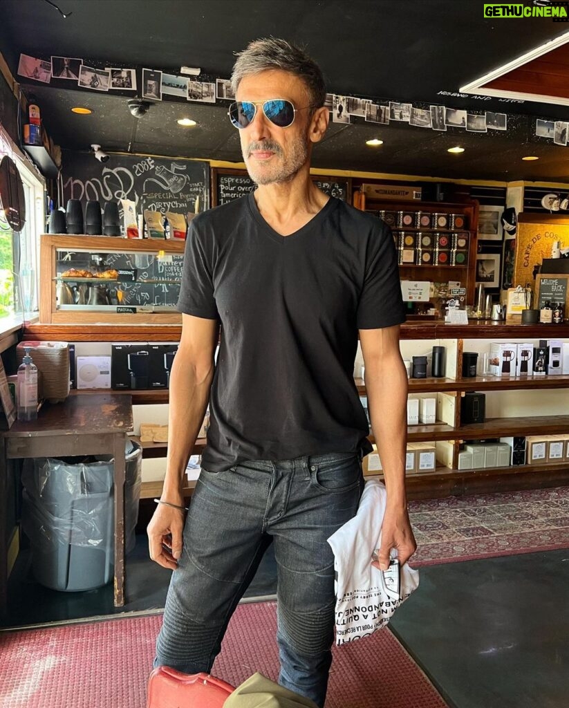 Mugdha Godse Instagram - Making happy memories at The Mark 4 Brothers coffee @markivbrothers #orillia #canada with @rahuldevofficial ... #traveldiary #happyfaces #love #laughter #happiness #joy #photooftheday #coffeelover Orillia, Ontario