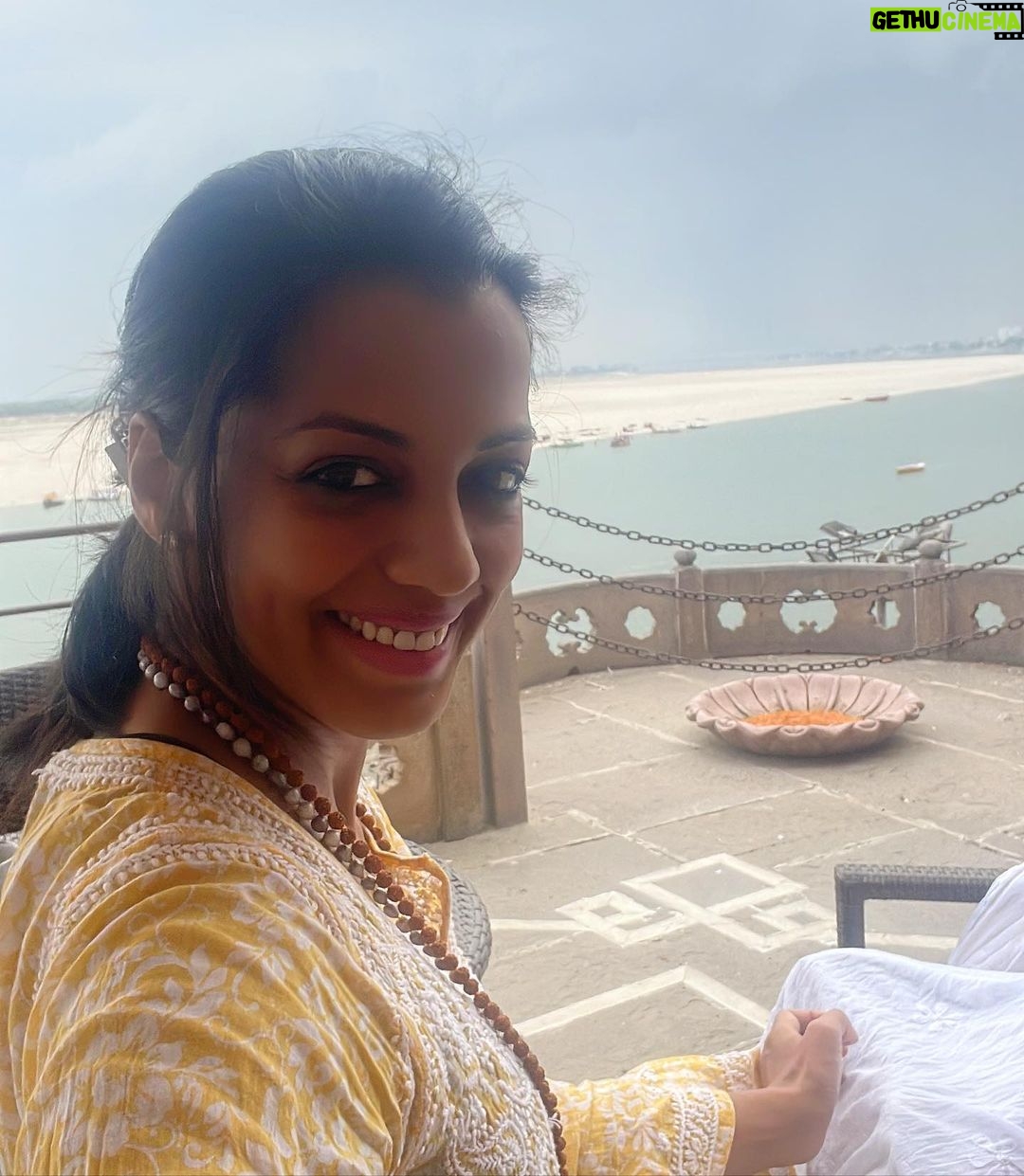 Mugdha Godse Instagram - Varanasi…Kashi..Banaras… What a beautiful time with Ganga River and much more ❤️🌺🙏🏽 #blissful #gratitude #love #devotion #silence #varanasi #varanasidiaries #mugdhagodse #banaras #sareelove #kashi #ganga वाराणसी - बनारस - काशी