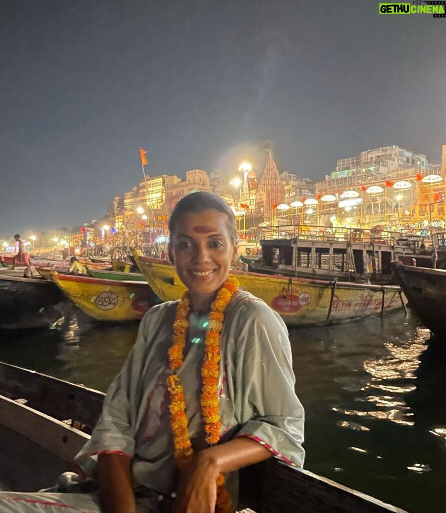 Mugdha Godse Instagram - Varanasi…Kashi..Banaras… What a beautiful time with Ganga River and much more ❤️🌺🙏🏽 #blissful #gratitude #love #devotion #silence #varanasi #varanasidiaries #mugdhagodse #banaras #sareelove #kashi #ganga वाराणसी - बनारस - काशी