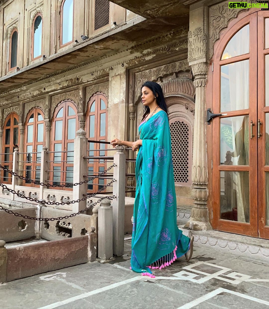 Mugdha Godse Instagram - Varanasi…Kashi..Banaras… What a beautiful time with Ganga River and much more ❤️🌺🙏🏽 #blissful #gratitude #love #devotion #silence #varanasi #varanasidiaries #mugdhagodse #banaras #sareelove #kashi #ganga वाराणसी - बनारस - काशी