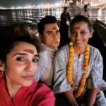 Mugdha Godse Instagram - Varanasi…Kashi..Banaras… What a beautiful time with Ganga River and much more ❤️🌺🙏🏽 #blissful #gratitude #love #devotion #silence #varanasi #varanasidiaries #mugdhagodse #banaras #sareelove #kashi #ganga वाराणसी - बनारस - काशी