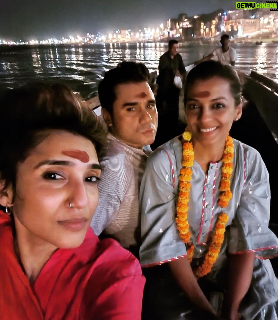 Mugdha Godse Instagram - Varanasi…Kashi..Banaras… What a beautiful time with Ganga River and much more ❤️🌺🙏🏽 #blissful #gratitude #love #devotion #silence #varanasi #varanasidiaries #mugdhagodse #banaras #sareelove #kashi #ganga वाराणसी - बनारस - काशी