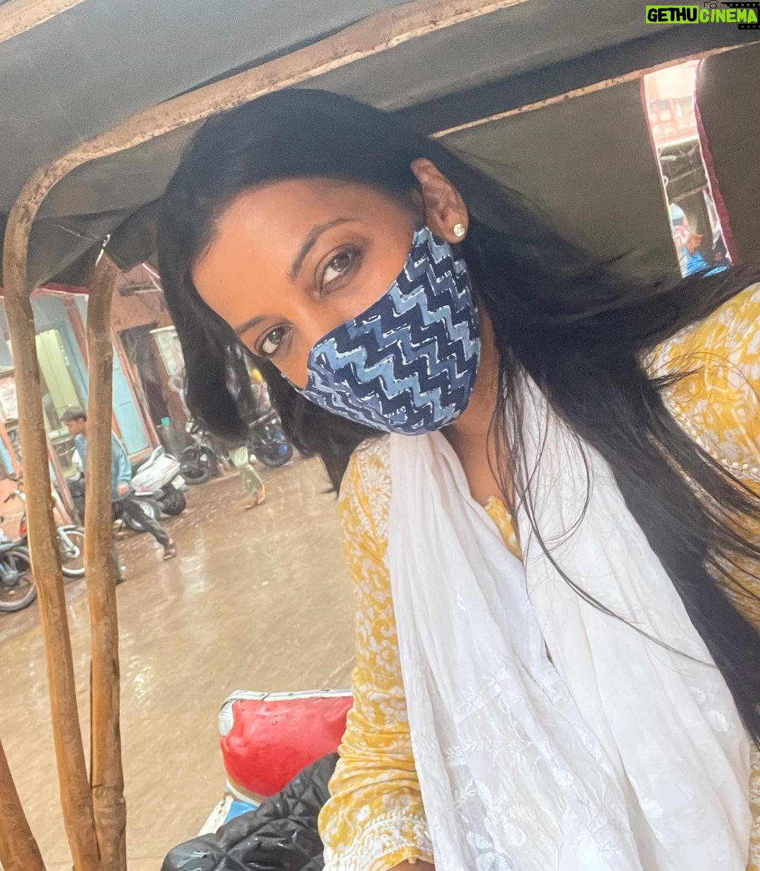 Mugdha Godse Instagram - Varanasi…Kashi..Banaras… What a beautiful time with Ganga River and much more ❤️🌺🙏🏽 #blissful #gratitude #love #devotion #silence #varanasi #varanasidiaries #mugdhagodse #banaras #sareelove #kashi #ganga वाराणसी - बनारस - काशी