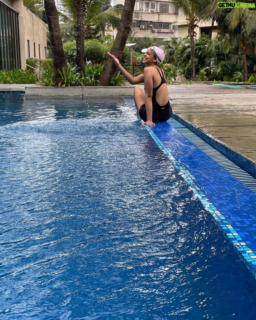 Mugdha Godse Instagram - First swim of the season and it rains 🥰❤️🌺 Photo credit @acegamer27 #fun #rain #swim #love #happiness #joy #home