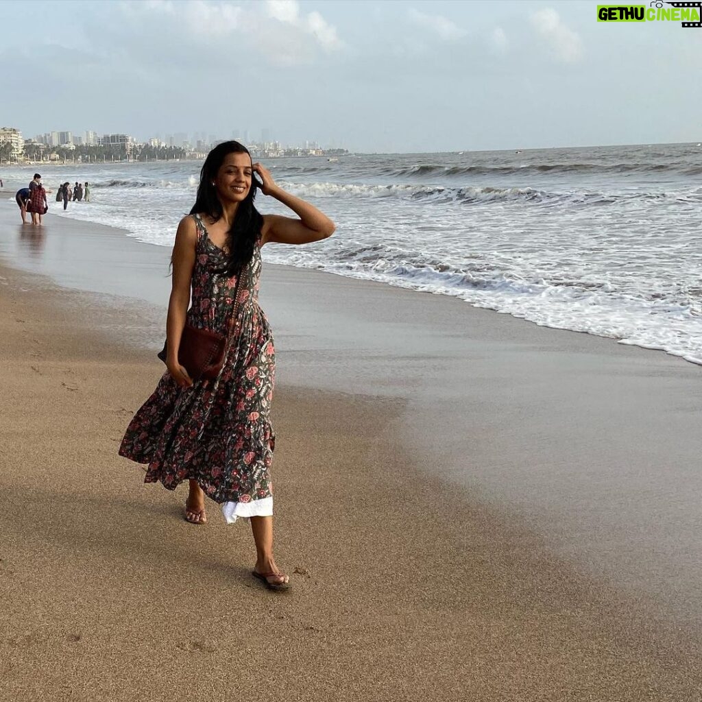 Mugdha Godse Instagram - Continuing new found Ritual to visit juhu beach…. My Master made me fall in love with the place again… ❤️❤️❤️ #gratitude #tarneivji #love #mumbai #city #life #happiness #majormissing #bellymaster #silence #joy JW Marriott Mumbai Juhu