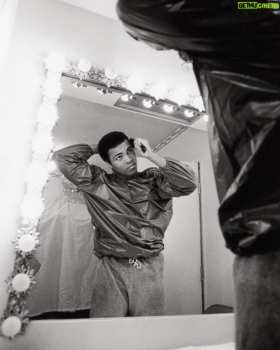 Muhammad Ali Instagram - Muhammad Ali wearing a sauna suit while combing his hair and looking in the mirror in his dressing room before his fight vs Joe Bugner at Caesars Palace Hotel. Las Vegas, Nevada. February 1973. 📸: @neilleiferphotography #MuhammadAli #Icon #Champion #GOAT #JoeBugner #CaesarsPalaceHotel #Fight #LasVegas #NeilLeifer #Photography