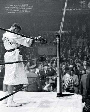 Muhammad Ali Instagram - Muhammad Ali praying in the corner of the ring before the first bell of his fight vs Doug Jones. ⁣
⁣
New York, 1963.⁣
⁣
📸: @neilleiferphotography⁣
⁣
 ⁣
#MuhammadAli #Icon #PreFightPrayer #DougJones #BoxingChampion #SpiritualMoment #NeilLeiferPhotography #IconicAli