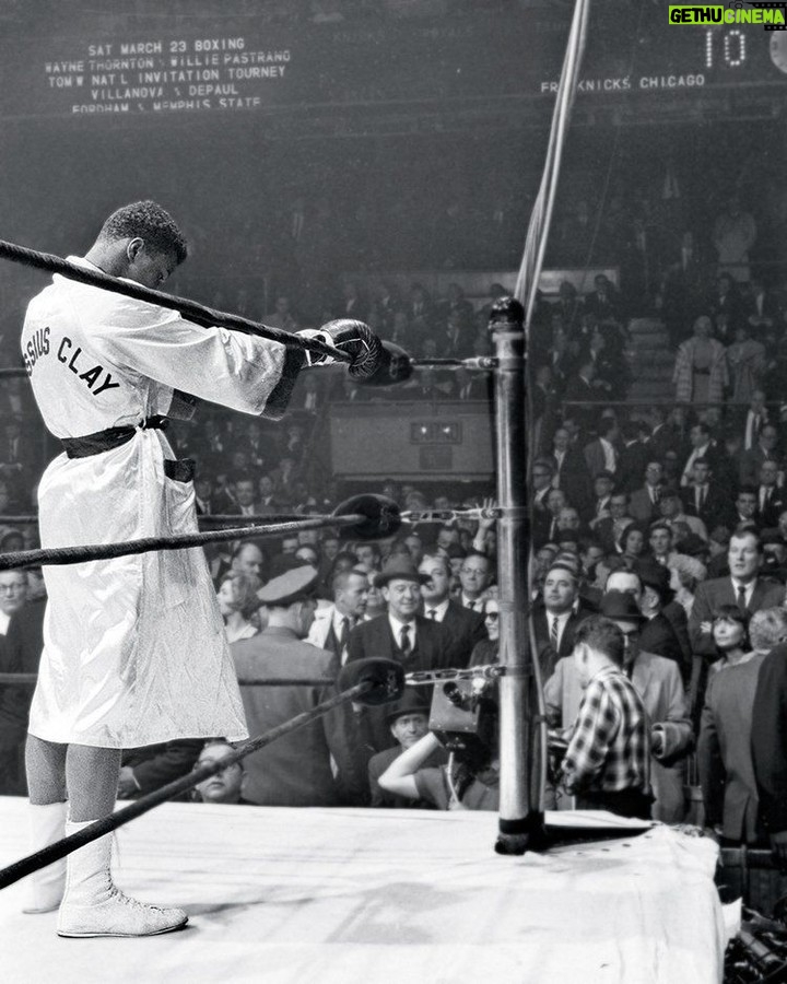 Muhammad Ali - 117.5K Likes - Muhammad Ali praying in the corner of the ring before the first bell of his fight vs Doug Jones.
New York, 1963.
📸: @neilleiferphotography
#MuhammadAli #Icon #PreFightPrayer #DougJones #BoxingChampion #SpiritualMoment #NeilLeiferPhotography #IconicAli