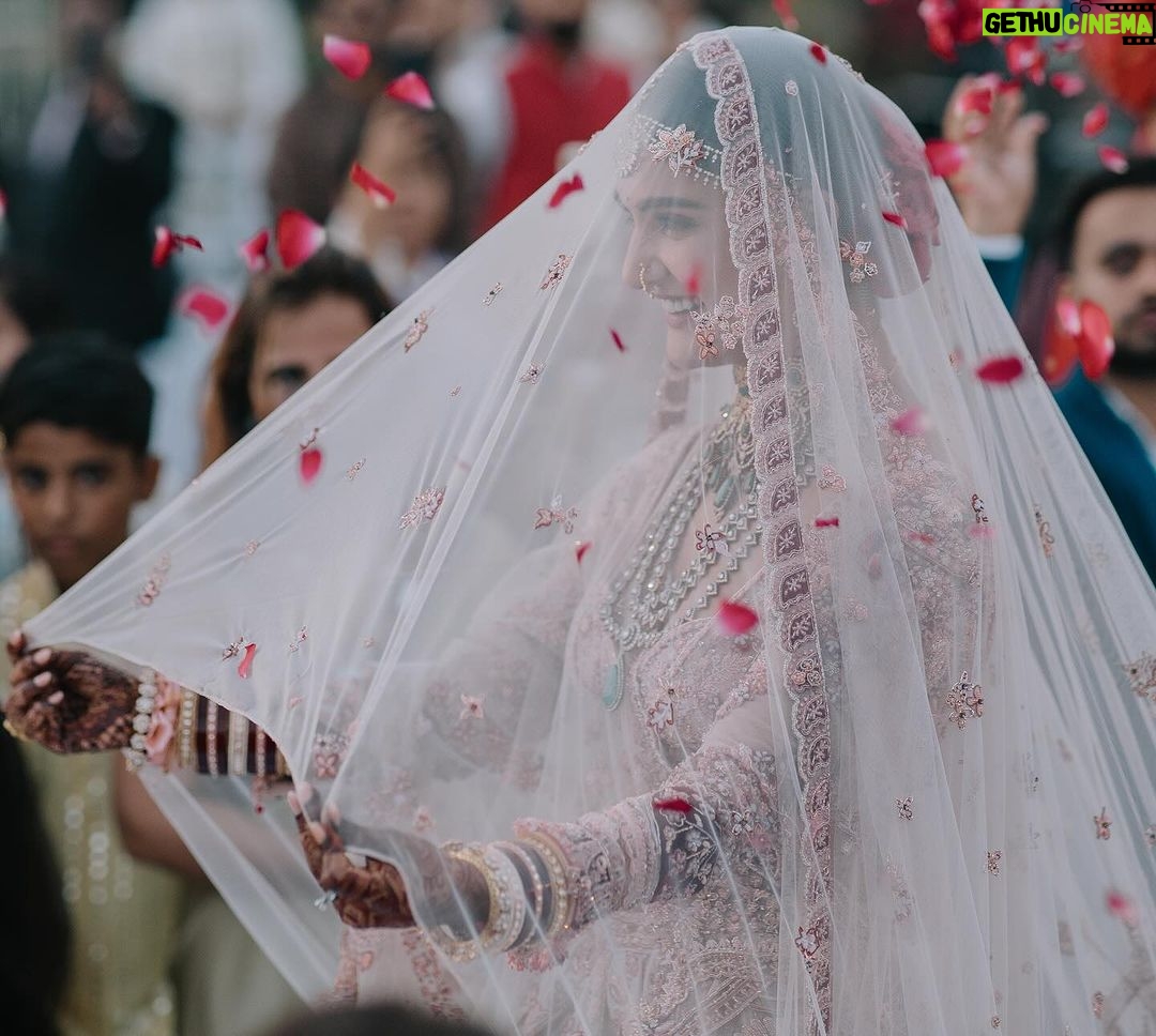 Mukti Mohan Instagram - Can’t believe it’s been a month already! It feels like we just got married yesterday. Time has truly flown by. Happy 0.1 my best friend, my soulmate my forever 🤍 ♾️ ♥️ Beyond grateful for all the love, support and wishes from family and friends🙏🏼 “त्वयि सम्प्रेक्ष्य भगवान्स्त्वया हि विवाह्यते।” #KunalKoMiliMukti #9 Dec’23🧿🤍