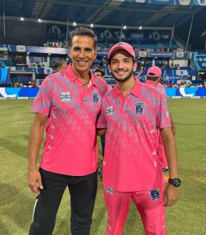 Munawar Faruqui Instagram - Street se stadium 🩵 

Kabhi socha nahi tha i will get a chance to play with the legend @sachintendulkar 🙏 😍 khiladi @akshaykumar @actorsuriya 🤩 made fun. And last picture with the star🙈