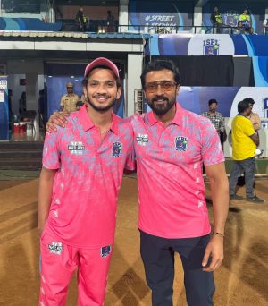 Munawar Faruqui Instagram - Street se stadium 🩵 

Kabhi socha nahi tha i will get a chance to play with the legend @sachintendulkar 🙏 😍 khiladi @akshaykumar @actorsuriya 🤩 made fun. And last picture with the star🙈