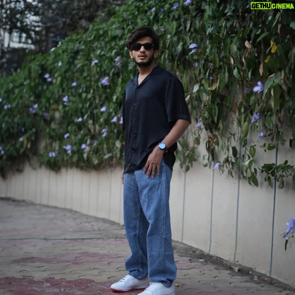Munawar Faruqui Instagram - Sabko hara dun khud ke siva Ek din khud se jeetna hai... Shop this Trendy outfit with #MeeshoTrendz. Trendy Vibes. MAXIMIZE!💃🏻🕺🏻 🛒 Product codes : Black shirt- S - 72033864 Blue jeans- S-386388313 . . . . #collab TnC apply #meesho #meeshoapp #ootd #mensfashion