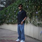 Munawar Faruqui Instagram – Sabko hara dun khud ke siva 
Ek din khud se jeetna hai…

Shop this Trendy outfit with #MeeshoTrendz.
Trendy Vibes. MAXIMIZE!💃🏻🕺🏻

🛒 Product codes :

Black shirt- S – 72033864

Blue jeans- S-386388313
.
.
.
.

#collab TnC apply
#meesho #meeshoapp #ootd #mensfashion