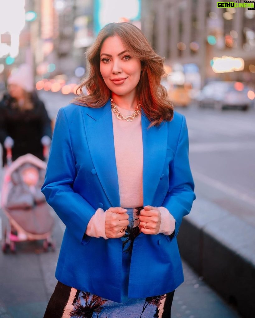 Munmun Dutta Instagram - Strutting around in Times Square in another stunning look created and put together by @sandeepravi89 and @maisontai where he used a gorgeous blue kanjeevaram silk into this tailored blazer that fits and looks just perfect 😍 India meets the west 🇮🇳 🇺🇸 . Designer and stylist @sandeepravi89 @maisontai Photography 📸 @swapniljunjare Makeup and Hair @iamkanwalbatool Shoot coordinated by @silk_angels #munmundutta #masontai #indiameetswest #fashionshoot #newyork #timessquare #travelmemories Times Square Manhattan, New York