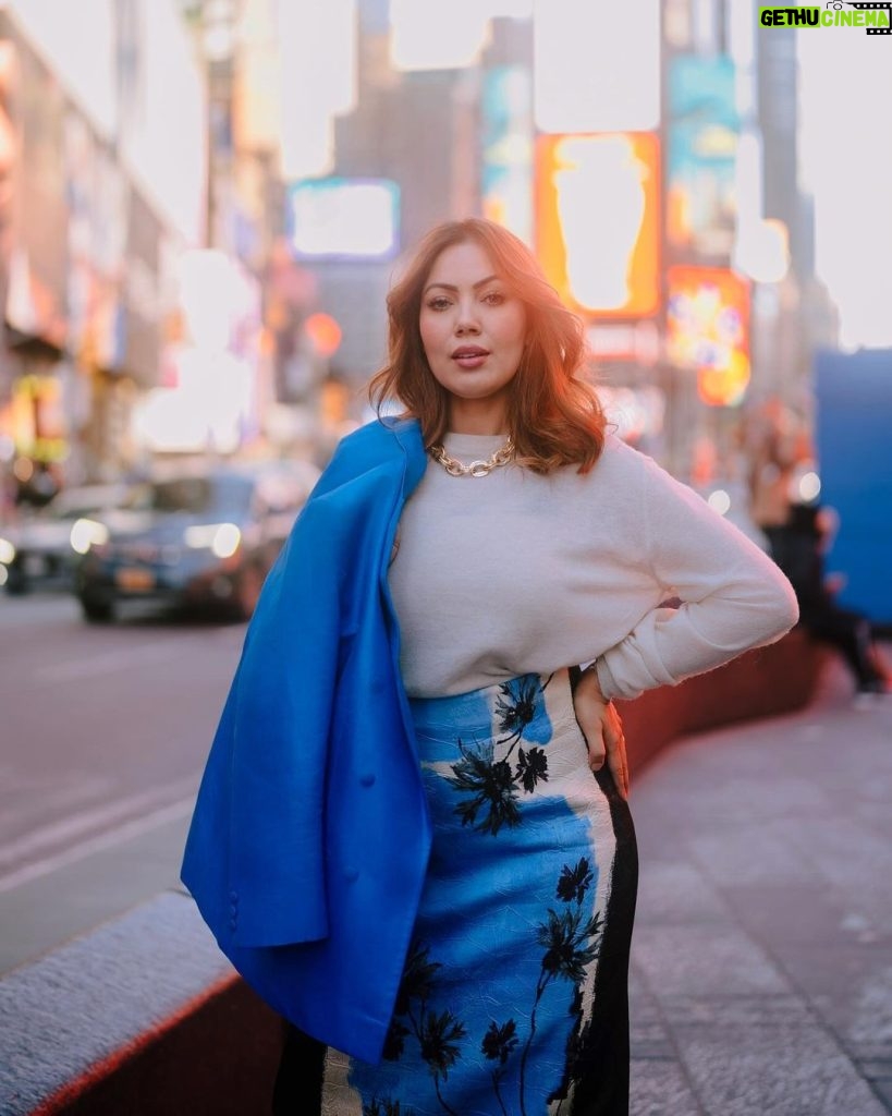 Munmun Dutta Instagram - Strutting around in Times Square in another stunning look created and put together by @sandeepravi89 and @maisontai where he used a gorgeous blue kanjeevaram silk into this tailored blazer that fits and looks just perfect 😍 India meets the west 🇮🇳 🇺🇸 . Designer and stylist @sandeepravi89 @maisontai Photography 📸 @swapniljunjare Makeup and Hair @iamkanwalbatool Shoot coordinated by @silk_angels #munmundutta #masontai #indiameetswest #fashionshoot #newyork #timessquare #travelmemories Times Square Manhattan, New York