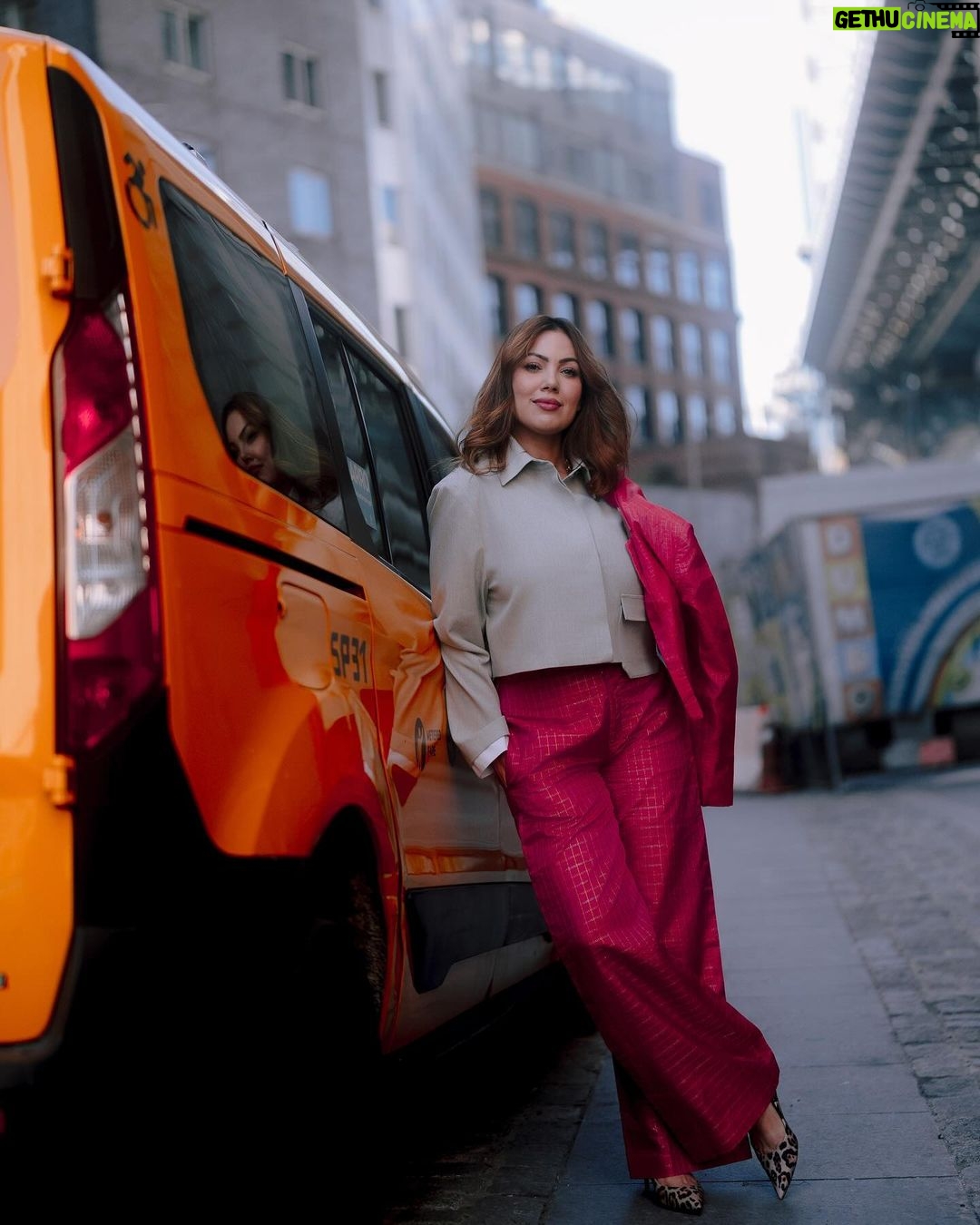 Munmun Dutta Instagram - Recently in New York City, had the pleasure of shooting with Indian born American based designer @sandeepravi89 for his brand @maisontai who is on a mission to globalize Kanjeevaram by using the silk in a unique, creative and modern way. Ran around on the streets with our wonderful photographer @swapniljunjare , aamchi Mumbaichya mulga with makeup and hair styled by the very talented @iamkanwalbatool β€οΈ Oh what a fun day it was! π P.S- The last picture is just a fun moment of me trying to hail a NYC yellow cab π Designer and stylist @sandeepravi89 @maisontai Photographed by πΈ @swapniljunjare Makeup and Hair @iamkanwalbatool Coordinated by @silk_angels #munmundutta #newyorkcity #fashionshoot #brooklynbridge #dumbobrooklyn #usa #travelmemories Dumbo, Brooklyn, NYC