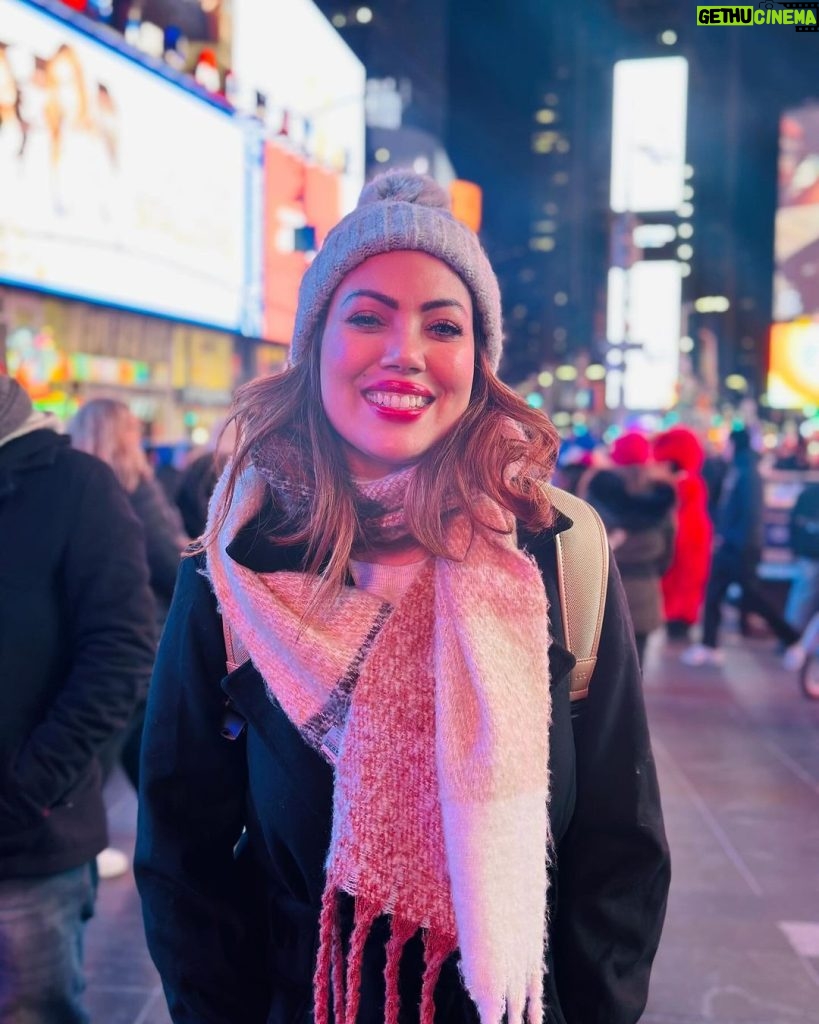 Munmun Dutta Instagram - My favourite things from NYC .. Walk in the beautiful Central Park, grabbing a typical New York style pizza, going to Refinery rooftop bar to get a glimpse of the stunning Empire State Building , and walking around in Times Square not only to view the lights but also to people watch. 😍 Thank you my dear Sonia @silk_angels for running around with me and showing me things even though you were freezing 😘 and I was playing with the snow ❄️ . #munmundutta #newyork #usa #wintersinnyc #winterwonderland #centralpark #empirestatebuilding #travelmemories #happiness #yesNY #ispyNY Manhattan, New York