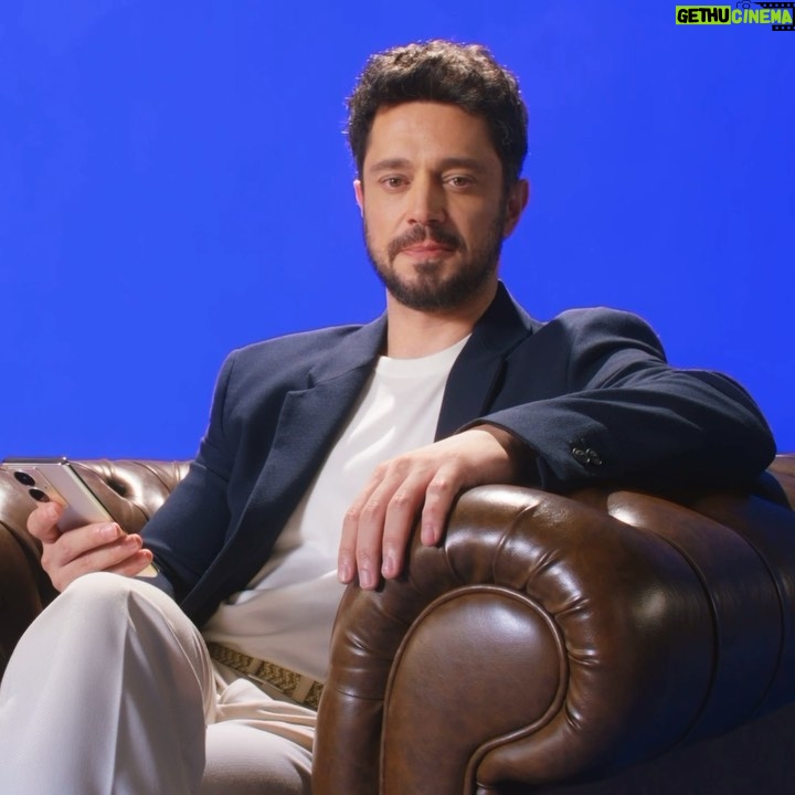 Murat Boz Instagram - Kiminle mi birlikteyim? Bu birlikteliği ilk benden duyacaksınız! Hazır olun, bu haberi çok yakında hep birlikte kutluyoruz!🎉 #HayatKutlamayaDeğer