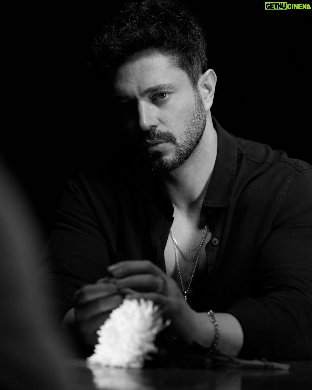 Murat Boz Instagram - “Kalmamış cesaretin, yüzün donuk, ifadesiz. Yenildi kalbim giderken üç cümleye” #3