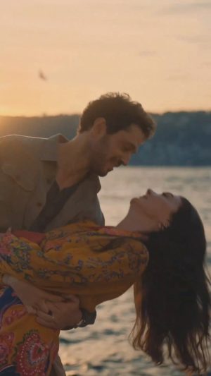 Murat Boz Instagram - #Repost @primevideotr
・・・
Ya her şey bir rüyaysa? 🤔 Murat Boz ve Burcu Özberk ile Türkiye’deki ilk Amazon Original yapımında buluşma zamanı! 🤩 Rüyanda Görürsün, 
3 Şubat’ta Prime Video’da yayında. 💙 #RüyandaGörürsün #PrimeVideo