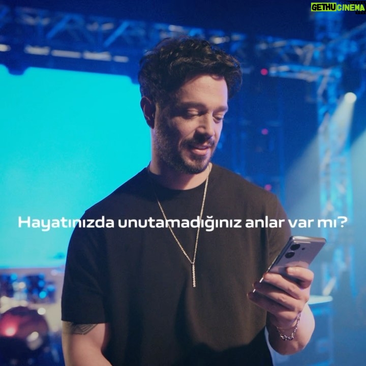 Murat Boz Instagram - vivo V29 Serisi, hayatımın her anını kutlamaya değer kılıyor! 🎉📷 Dünden bugüne hayatımdaki unutulmaz anılara birlikte göz atıyoruz. vivo ile #HayatKutlamayaDeğer 🎉 #vivoV29 #5G
