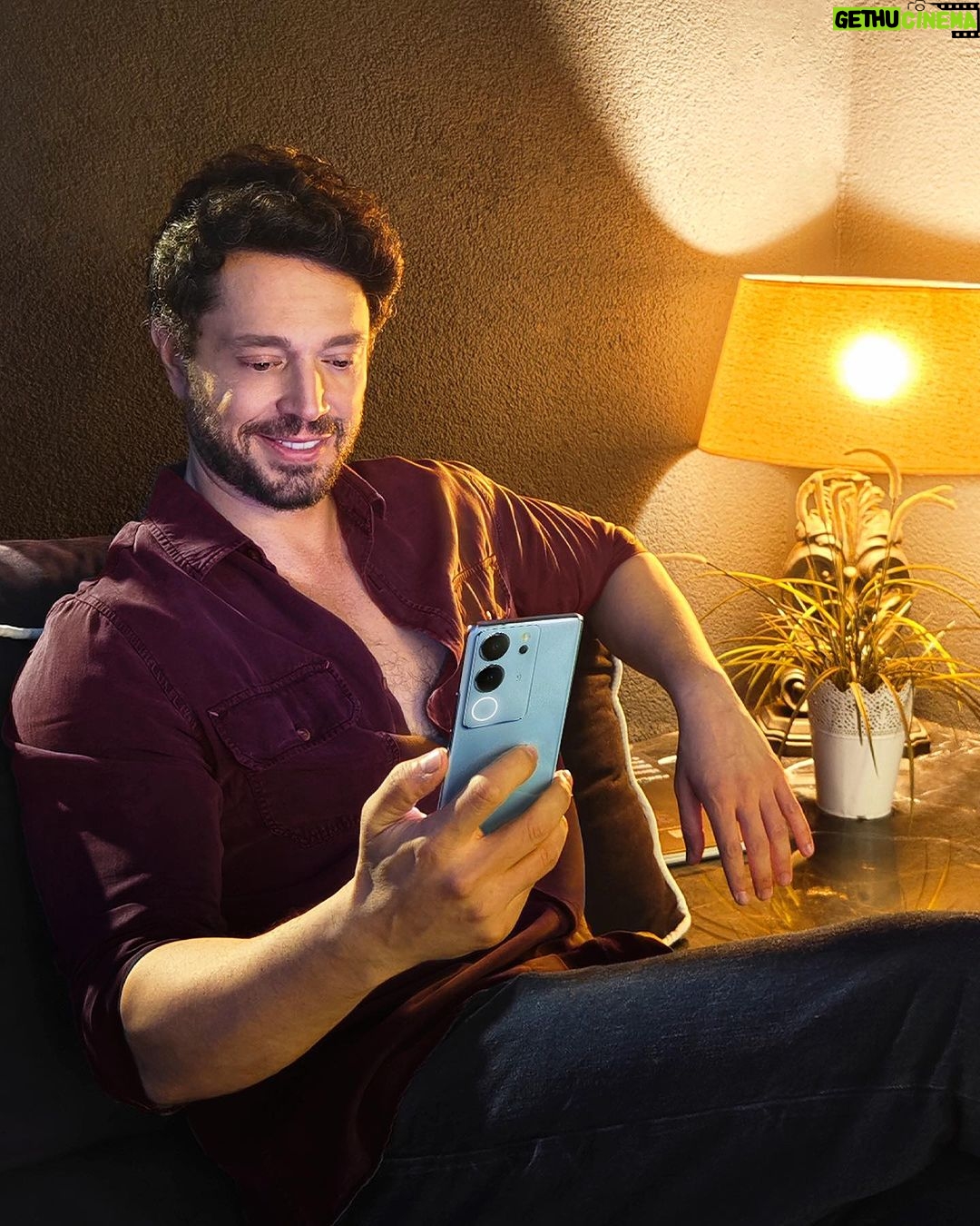 Murat Boz Instagram - vivo V29 5G’yi elinden düşüremeyenlerde bugün✌️ 50MP Star Işığı Portresi ve kavisli ekranıyla V29 5G bir akıllı telefondan çok daha fazlası✨ #vivo #HayatKutlamayaDeğer