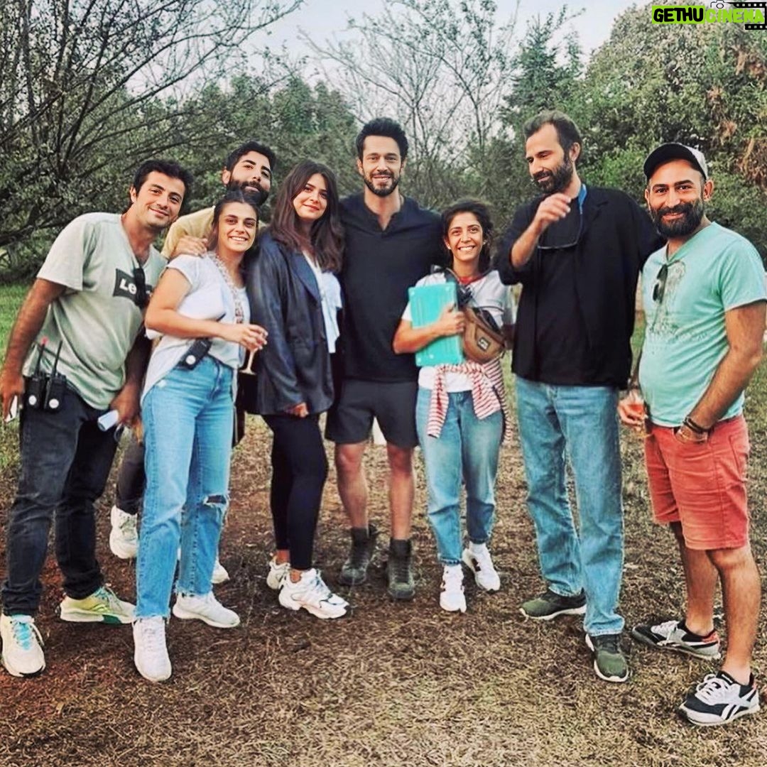 Murat Boz Instagram - Reji’m 🤍 🎥: @erdem.tepegoz #AnotherSelf #ZeytinAğacı Ps: I would like to thank the set crew, the directorial team, my directors, producers, our screenwriter and my actor, actress friends who worked hard day and night. This photo is from my last shooting day.. Again it was an amazing journey and experience. Now it’s time to wait and see how things go on season 2 ;) Hope to meet you soon 🙏🏼