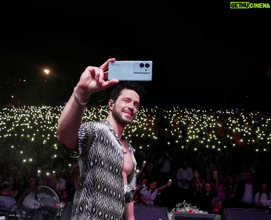 Murat Boz Instagram - İşte hayat tam da böyle anlarda kutlamaya değer! vivo V29 5G'nin 50MP Grup selfie kamerasıyla hepiniz kadrajımdasınız! ;) @vivo_turkiye