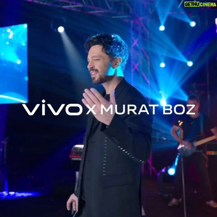 Murat Boz Instagram - VİVO V29 5G Star Işığı Portesi ile konserin en güzel yerinde, Süper Gece Portresi ile dileklerin tutulduğu o anda ve 50 MP Grup Selfie ile sevdiklerinle birlikte olduğun anlarda daima yanında!✨Çünkü V29 5G’nin profesyonel çekim modlarıyla, her zaman #HayatKutlamayaDeğer 🎉 #vivo #V29Serisi #HayatKutlamayaDeğer #vivo #vivoV29 #vivoStarIşığıPortresi #StarIşığıPortresi #50MPGrupSelfie #SüperGecePortresi @vivo_turkiye