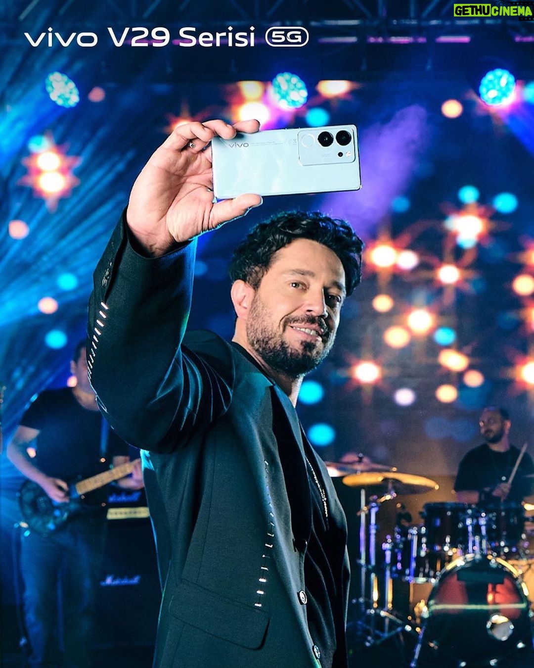 Murat Boz Instagram - #Repost @vivo_turkiye ・・・ Yeni vivo V29 5G’nin Star Işığı Portresi ile en iyi portre fotoğraflarını sen çek! ✨ vivo V29 çok yakında Türkiye’de!🙌 #HayatKutlamayaDeğer
