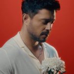 Murat Boz Instagram - “GÖZDEKİ MAVİYE” klibimiz yayında, müzisyen dostlarım @emrahkarakuyu @bayrasa ve @tarikceran yönetmenim @mali.ergin e müzikal yolculuğumda bana eşlik ettikleri için çok teşekkür ediyorum. Söz & Müzik @emrahkarakuyu Aranje @bayrasa Mix-Mastering @tarikceran Kayıt Derin Bayhan #3 #GözdekiMaviye