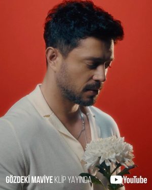 Murat Boz Instagram - “GÖZDEKİ MAVİYE” klibimiz yayında,  müzisyen dostlarım @emrahkarakuyu @bayrasa ve @tarikceran yönetmenim @mali.ergin e  müzikal yolculuğumda bana eşlik ettikleri için çok teşekkür ediyorum.

Söz & Müzik @emrahkarakuyu 

Aranje @bayrasa 

Mix-Mastering @tarikceran 

Kayıt Derin Bayhan

#3

#GözdekiMaviye