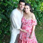 Murat Yildirim Instagram - Hepinize çok teşekkür ederim…çok uzun zamandır dua ettiniz, iyi dileklerde bulundunuz, sonunda kızımız Miray dünyaya geldi…Çok mutluyuz 😊 بسم الله الرحمن الرحيم ﴿ الْمَالُ وَالْبَنُونَ زِينَةُ الْحَيَاةِ الدُّنْيَا ۖ وَالْبَاقِيَاتُ الصَّالِحَاتُ خَيْرٌ عِندَ رَبِّكَ ثَوَابًا وَخَيْرٌ أَمَلًا﴾ الحمدلله الذي بنعمته تتم الصالحات ، اللهم لك الحمد حمدا كثيرا طيبا مباركا فيه ، حمدا يليق بجلال وجهك وعظيم سلطانك . ها قد أشرقت ونورت دنيانا بقدوم غاليتنا و أميرتنا ميراي ❤️.. اللهم انبتها نباتا حسنا ، وبارك فيها 🙏🏻 اتقدم بأرق كلمات الشكر والثناء لكل من دعا لنا ، وربي يرزقكم كل ما تتمنون 🙏🏻😍
