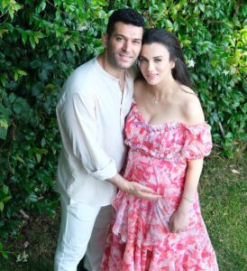 Murat Yildirim Instagram - Hepinize çok teşekkür ederim…çok uzun zamandır dua ettiniz, iyi dileklerde bulundunuz, sonunda kızımız Miray dünyaya geldi…Çok mutluyuz 😊 بسم الله الرحمن الرحيم ﴿ الْمَالُ وَالْبَنُونَ زِينَةُ الْحَيَاةِ الدُّنْيَا ۖ وَالْبَاقِيَاتُ الصَّالِحَاتُ خَيْرٌ عِندَ رَبِّكَ ثَوَابًا وَخَيْرٌ أَمَلًا﴾ الحمدلله الذي بنعمته تتم الصالحات ، اللهم لك الحمد حمدا كثيرا طيبا مباركا فيه ، حمدا يليق بجلال وجهك وعظيم سلطانك . ها قد أشرقت ونورت دنيانا بقدوم غاليتنا و أميرتنا ميراي ❤️.. اللهم انبتها نباتا حسنا ، وبارك فيها 🙏🏻 اتقدم بأرق كلمات الشكر والثناء لكل من دعا لنا ، وربي يرزقكم كل ما تتمنون 🙏🏻😍