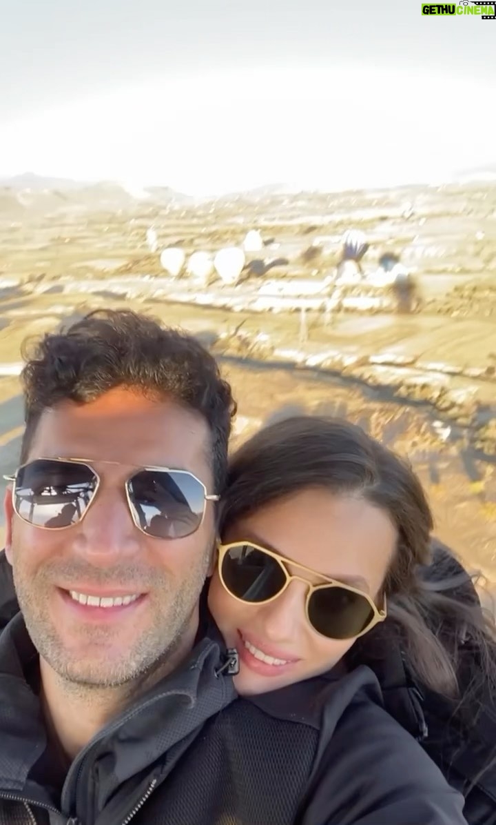 Murat Yildirim Instagram - Hep sen gibi birini istedim ben; seni bulunca sen gibi kimsenin olamayacağını bildim...❤️ @iman_elbani İyi ki doğdun sevgilim iyi ki varsın 💐 Kapadokya