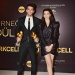 Murat Yildirim Instagram - Magazin Gazetecileri Derneği’nin düzenlediği güzel gecede “En İyi Aksiyon Erkek Oyuncu” ve “En İyi Aksiyon Dizisi” ödülü için teşekkürler 😊 Bütün RAMO ekibimi tebrik ediyorum 👏 ve bizi her zaman destekleyen cefakar RAMO fan club teşekkürler 🙏 ve benim ödülümde çok büyük desteği olan sevgili eşim ❤️ @iman_elbani teşekkürler...